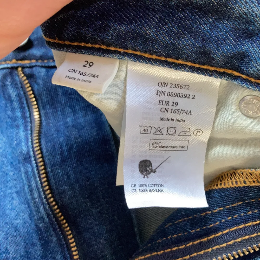 Skitsnygga mörkblå jeans från Monki! Köpta i större storlek för att kunna ha lägre i midjan och få en mer rak passform. Som nya!. Jeans & Byxor.