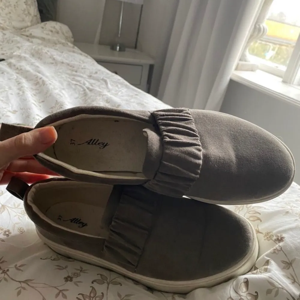  Beige/ grå skor i storlek 37✨ Bra skick- finns lite små märken, men inget man tänker på🤍( super lätt att tvätta bort )  Köparen betalar frakt 🌷. Skor.