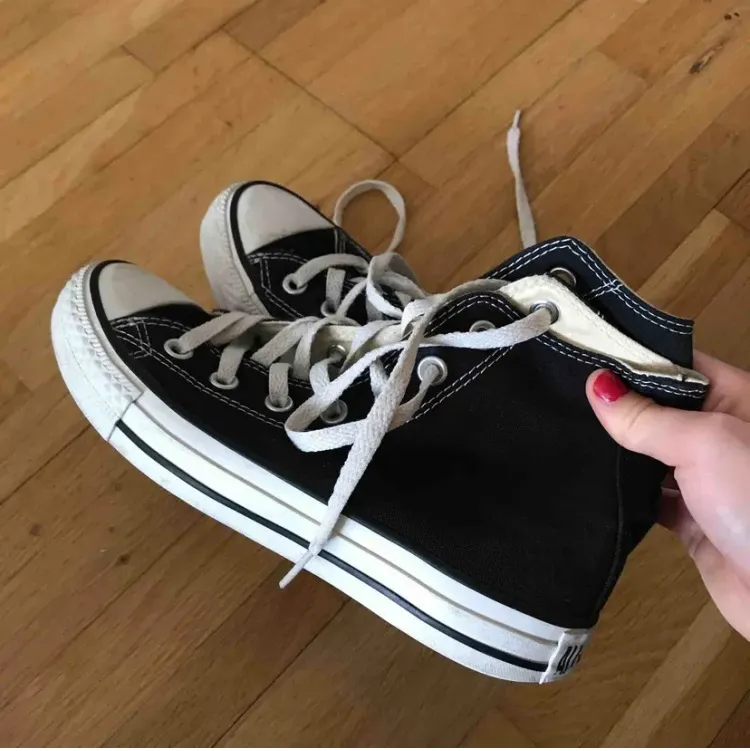 LÄGGER UPP IGEN pga komplikationer senast! Converse som är fina och rena, har däremot lite skav. Man tänker inte på det när man har på sig dem. Högsta budet: 360 kr. Kan köpas direkt för 400 kr.. Skor.