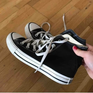 Converse storlek 37 - LÄGGER UPP IGEN pga komplikationer senast! Converse som är fina och rena, har däremot lite skav. Man tänker inte på det när man har på sig dem. Högsta budet: 360 kr. Kan köpas direkt för 400 kr.