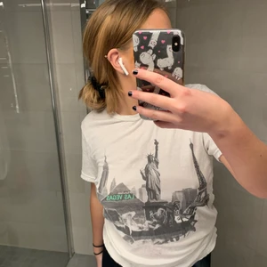MARC JACOBS T SHIRT  - marc jacobs t shirt, köpt i deras butik i stockholm som nu är stängd. den är ”sliten” vid armar, hals och nedre delen av tröjan då den är designad som vintage. super snygg och enkel tröja som gör en outfit lite snyggare! finns att hämta upp i vasastan, annars fraktar jag gärna men då står du för kostnaden.