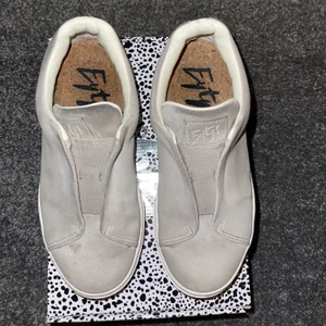 Gråa eytys  - Gråa eytys. Använda men bra skick. Köpt på deras hemsida. 66kr spårbar frakt tillkommer. 