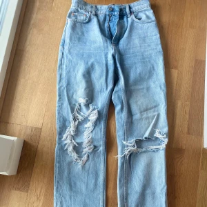 Populära jeans - Säljer nu tyvärr mina populära jeans från mango då de blivit för små, de har varit helt slutsålda länge! Går till fötterna på mig som är 170 samt är sparsamt använda. Nypris 600