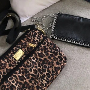 Väskor - Två fina väskor som säljs pga att de inte riktigt är i min smak längre! Väskorna är använda väldigt få gånger och i extremt bra skick! Leopard väskan är från Victoria's secret och den svarta är från tiamo!  Leopard:100kr Tiamo väskan är nu uppe i 230kr, detta är UTAN frakt!! Kan dock mötas i centrala Stockholm gratis!❤️❤️ 