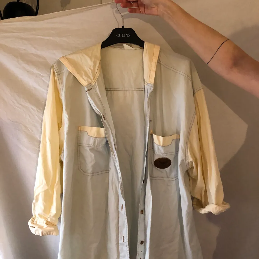 En skitmysig skjorta med en hoodie på som jag köpte i jaa förra vintern. i ljust gult och blått blockfärgat. Frakt på 50 kr tillkommer. Skjortor.