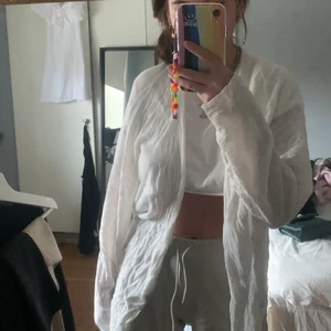 Vit kofta - Superfin och skön kofta, perfekt att dra över sig i sommar, storlek S