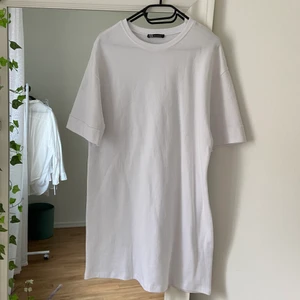 ZARA T-SHIRT KLÄNNING  - Enkel vit T-shirt klänning från Zara. Rätt tjockt bommulsmaterial ~ ALDRIG använd så i utmärkt skick!