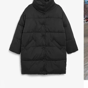 Monki puffercoat - Säljer denna jackan jag köpte i början av vintern, användes inte så mycket som jag trodde tyvär.. den är storlek S och använd max 10 ggr! Frakt kostar 66kr då är det oxå spårbart🥰