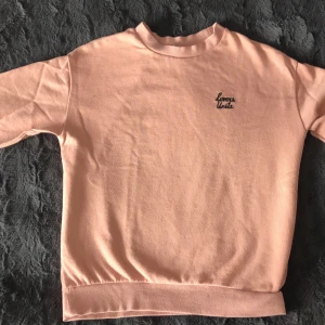 Tunn sweatshirt  - Tunn sweatshirt i storlek XS köpt på HM. Första bilden visar inte rätt färg, andra bilder visar bättre. 
