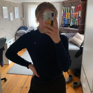Gant tröja - En fin marinblå kabelstickad Gant-tröja som är väldigt sparsamt använt. I superfint skick!😊