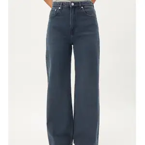 weekday jeans i storlek 28/34, sjukt snygga knappt använda ny pris 500kr🥰pris kan diskuteras bara fråga om bild om ni är intresserade 🥰