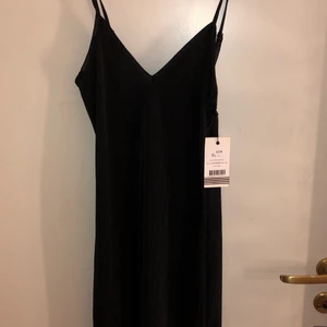Oanvänd ribbad linneklänning med prislapp kvar! - Skön och snygg klänning i hyfsat tajt passform, beror självklart på vem som bär den. Svagt glansigt tyg och är helt oanvänd pga fått i present i fel storlek! Supersnygg