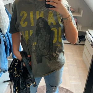 Skit cool äkta janis joplin tshirt 🔥 - Säljer denna tröja ja köpte i USA för ett år sen den är i nyskick och köpte den för ca 800kr. Finns ej att köpa nån annanstans vad jag vet. Priset är inkl frakr