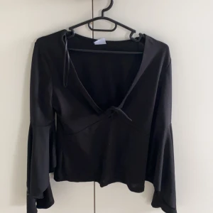 Söt topp från Gina tricot - Säljer en fin topp från Gina tricot i storlek S