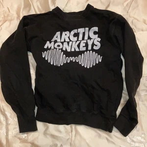 Arctic Monkeys-tröja - Tröja med Arctic Monkeys tryck :) Den är ganska använd så själva trycket är lite sprucket som ni kan se i bild 2, men annars är den i gott skick!