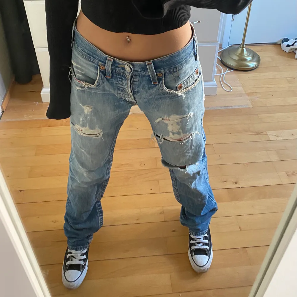 baggy lågmidjade jeans från True Religion med massa slitningar. fixade för att passa på bilderna, midja: 92cm & innerben: 84cm. går att sy in såklart 😚 buda i kommentarerna💕💕💕. Jeans & Byxor.