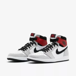 Jordan 1 High Light Smoke Grey - Intressekoll på mina supersnygga Jordan 1 High Light Smoke Grey i nyskick, storlek 38 (gs size 5 = eu38) inköpta från stockx, kvitto, box osv finns kvar. Buda privat. 💫