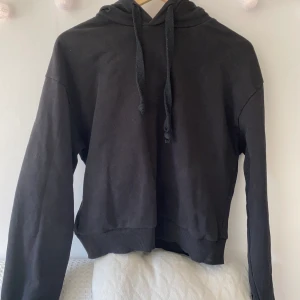 Svart Hoodie NAKD - Säljer denna hoodien pga att den är för liten. Den är sann till storleken. Köpt på NAKD för 219kr. Köp från mig för 90kr + frakt.🌸✨💫 Kontakta för mer information!