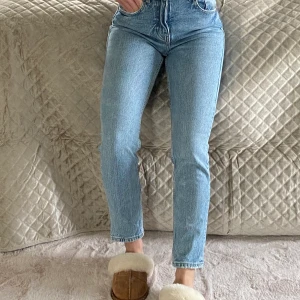 Jeans från Zara - Raka men tighta jeans från Zara. Sitter superfint💓 Jag är 162cm (köparen står för eventuell frakt)