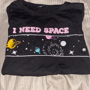 T-shirt från New YORKER XSS - Tröjan är använd några gånger men ärmen är det ett litet jak i men syns inte alls på.