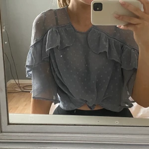 Ljusblå blus - Ljusblå/ljusgrå blus från BikBok i storlek 36. Jättesöt att ha till kjol Elr till jeans. Lite genomskinlig men man kan alltid bära ett linne under annars. Använd fåtal gånger. Kan mötas upp eller frakta