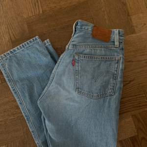 Levis jeans i modellen 501. Raka med slitningar på knäna. Säljer pga för små. Knappt använda och i nyskick. W24 L26, jag är 166 och har vanligtvis 36/38 i jeans. Skriv vid intresse! 