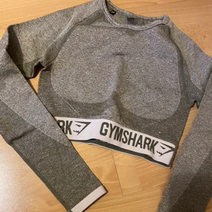 Gymshark träningstopp - VÄLDIGT bra skick då jag bara har använt den en gång. Den sitter tight och den åker inte upp när man rör på sig. Den är bekväm för att vara en topp. Säljer denna då jag inte har någon användning för den 