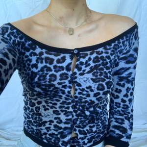 Skitsnygg blå leopard kofta, lite off shoulder som jag aldrig använder men den förtjänar att användas!! 💗💗💗💗