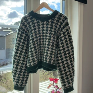 & other stories stickad tröja - Stickad tröja från & other stories i en jättefin grön färg! Köparen står för frakt!😊