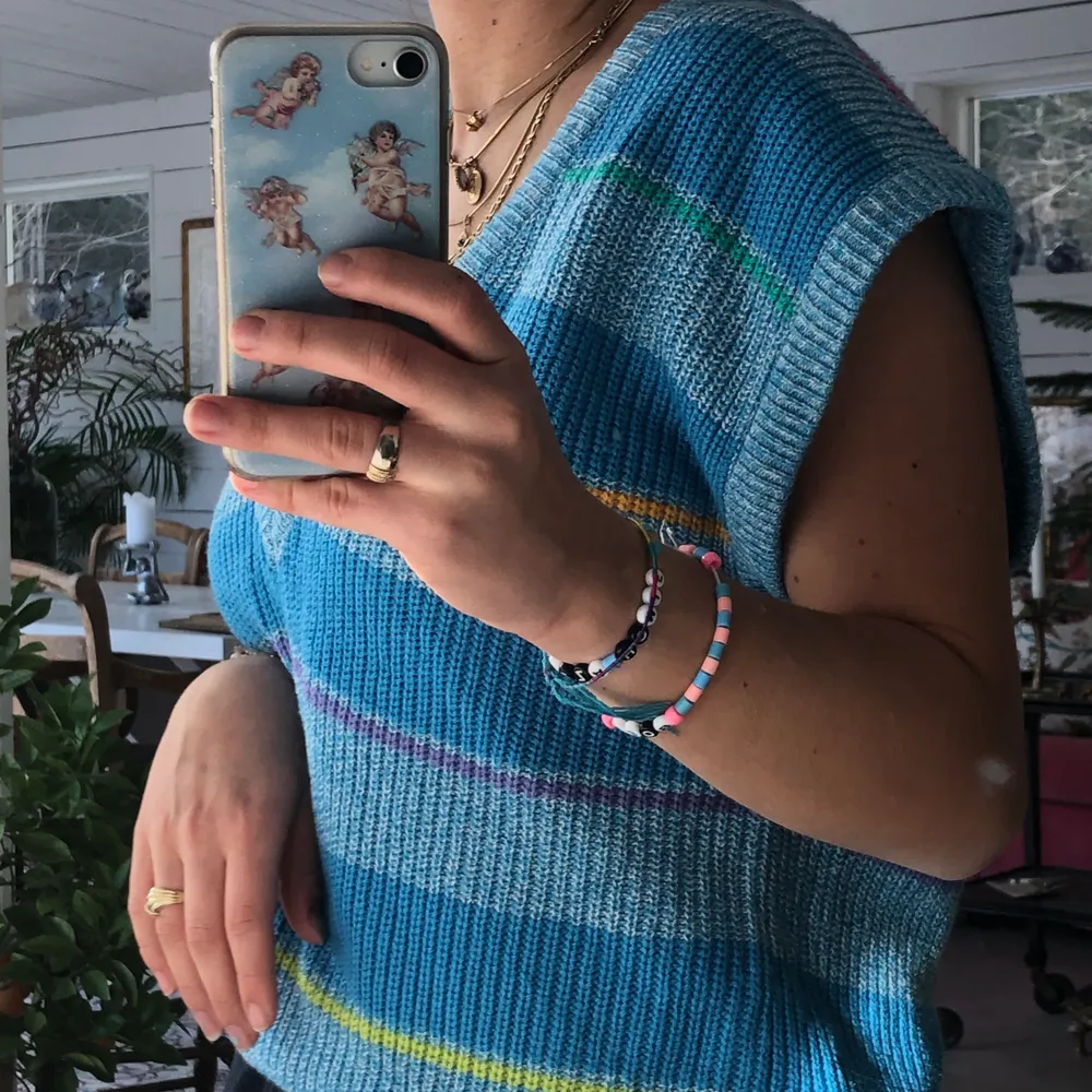 En jätte söt knit vest som är full av sommarens fina färger, jätte söt att ha över en klänning eller skjorta 🥰 köpt på beyond retro! . Stickat.