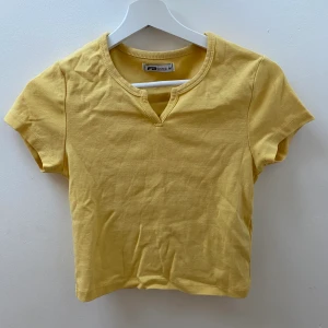 gul topp - Så söt gul topp som passar ungefär en XS-M💖