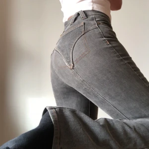 Dolce & Gabbana - Säljer mina d&g byxor, sömmarna gör dem så snygga !!😇 Dem är relativt lågmidjade, väldigt  y2k