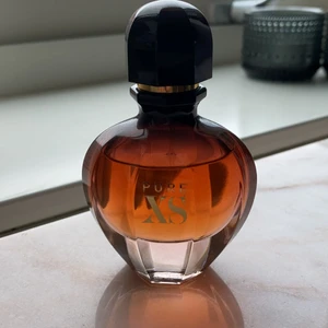 Parfym  - Paco Rabanne 30 ml, nypris ca 600kr. En blommig orientalisk doft med inslag av svart vanilj och ylang ylang. En frigjort och fängslande doft som dröjer sig kvar på huden.