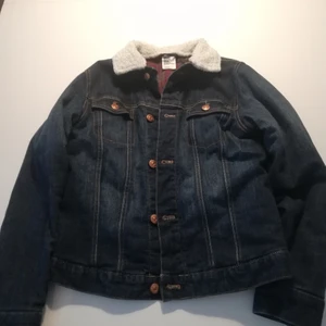 Jeansjacka - Fodrad jeansjacka i strl 152 från H&M. Väl använd men hel. För liten för min dotter, så nu söker den en ny ägare! 