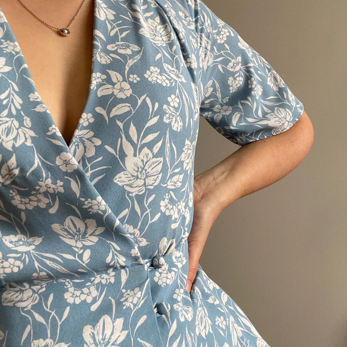 Blå mönstrad blus - 90