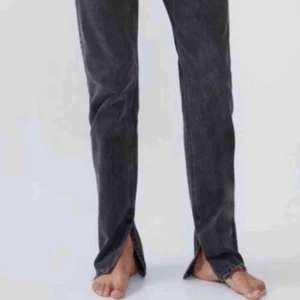 Jeans med slits - Midrised jeans i storlek 34. Har älskat dessa jeans men de är tyvärr för små för mig. Jöttebra skick, slitningarna på byxan är från tillverkningen alltså så ska de se ut så. ❤️❤️