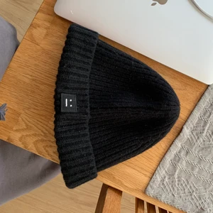 ACNE PANSY  - acne mössa i pansy modellen (den lilla modellen) köpt här på plick för något år sedan. Fint skick och snålt använd av mig och tidigare ägare! 