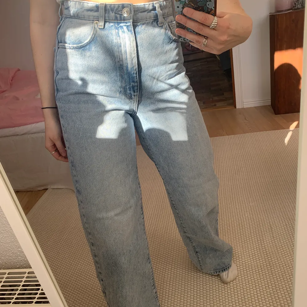 Snygga jeans från Gina Tricot i modellen Idun, som är i mycket bra skick!✨🌻 köparen står för frakt . Jeans & Byxor.