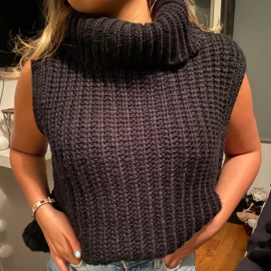 Stickad väst - Stickad väst med polo krage!! Nytt skick, super mysig. Kund står för frakt 