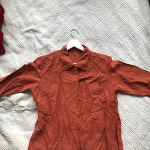 Skjortan är köpt på second hand så finns inget märke i den. Men trots köp på second hand är den fräsch och i bra skick. 