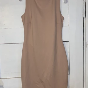 BEIGE/ROSA KLÄNNING - Jätte fin beige/rosa klänning med flätad rygg. Oanvänd med prislappen kvar. Storlek M. Budgivning sker i kommentarerna och startar på 70 kr, köp direkt för 130 kr. Köpare står för frakt. Budgivningen avslutas 15 april! 