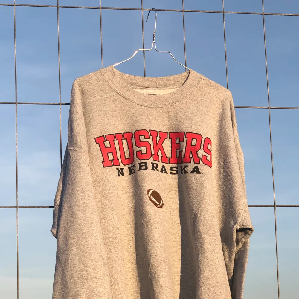 Säljer denna vintage college sweatshirt från Nebraska universitys fotbollslag. Tröjan är i ok vintage skick, tröjan har lite flaws. Till exempel är tröjan lite nopprig, har lite fläckar och har en fläck inuti tröjan. Det är dock inget som förstör helheten av tröjan och fläcken går nog bort i tvätt. Allt är reducerat i priset och det är bara att skriva om du skulle vilja ha bilder. Utöver det är det en riktigt stabil college sweatshirt. Tröjan är XL men skulle säga att den L. Det är bara att skriva om du undrar något, läs gärna bio innan dock 🌱💫🌎. Tröjor & Koftor.