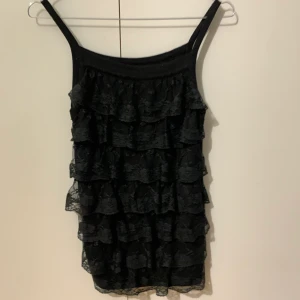 Linne i storlek 34 - Tops i storlek 34, fin skick, finns hämta i Stockholm, kan även skicka via post