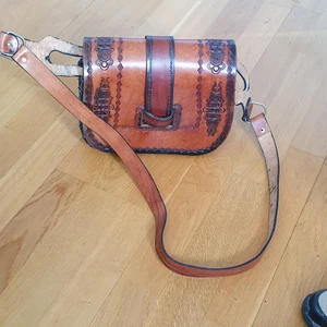 60& 70 tal Vtg handtooled cross bag - En vintage 60s&70 tals crossleather bag.l mycket bra skick och passar till allt. Användade en dag.Finns fler bilder och bud I kommenterna. NY pris  799.