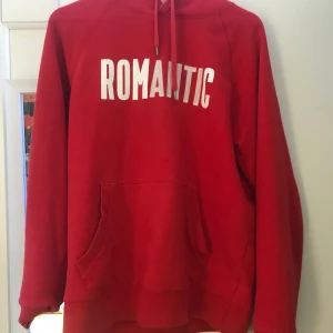 Wood Wood hoodie - Wood Wood hoodie i storlek M/S beroende om vilken fit man vill ha. Jättebra skick, inga skador osv. Köpare står för frakt, Priset är 250kr men vid en snabbaffär kan jag gå ner till 200kr + fraktkostnaden !