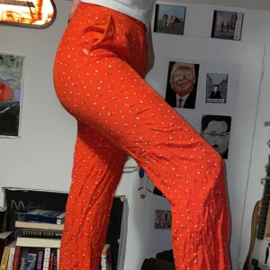 Kostymbyxor - Säljer mina underbara kostymbyxor från bikbok då de blivit för små :,( Har en liten reva vid ena fickan men som man lätt kan fixa ! Jag är 170 för referens ❤️ 50kr+frakt 