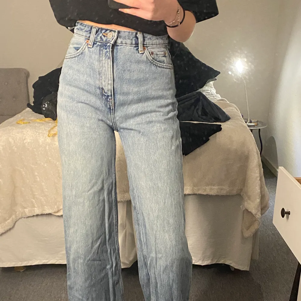 Vida jeans från Weekday i modellen ace. Köpta för 500kr. Väl använda men i väldigt bra skick. Frakt tillkommer💞💞. Jeans & Byxor.