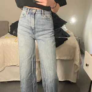 Vida jeans från Weekday i modellen ace. Köpta för 500kr. Väl använda men i väldigt bra skick. Frakt tillkommer💞💞
