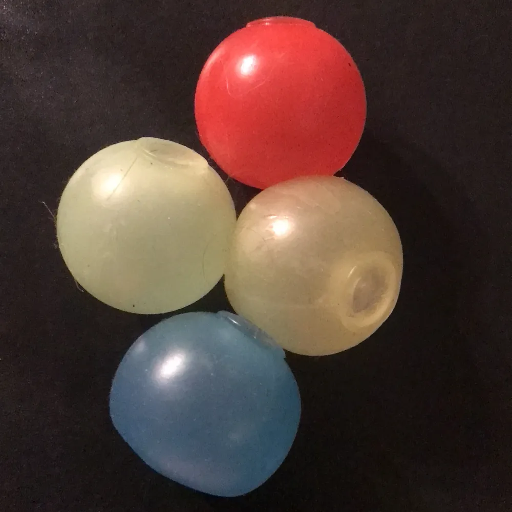 Säljer 4 sticky balls 1 röd 1 blå 2 gröna! Väldigt bra och sticky. Köparen står för frakten 24kr. Övrigt.