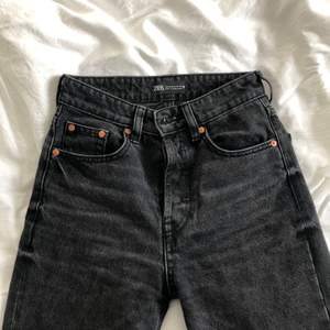 Intressekoll! Fina zara jeans i storlek 32😊 Säljer då dom tyvärr är för små💞 Skriv privat om du vill ha fler bilder!